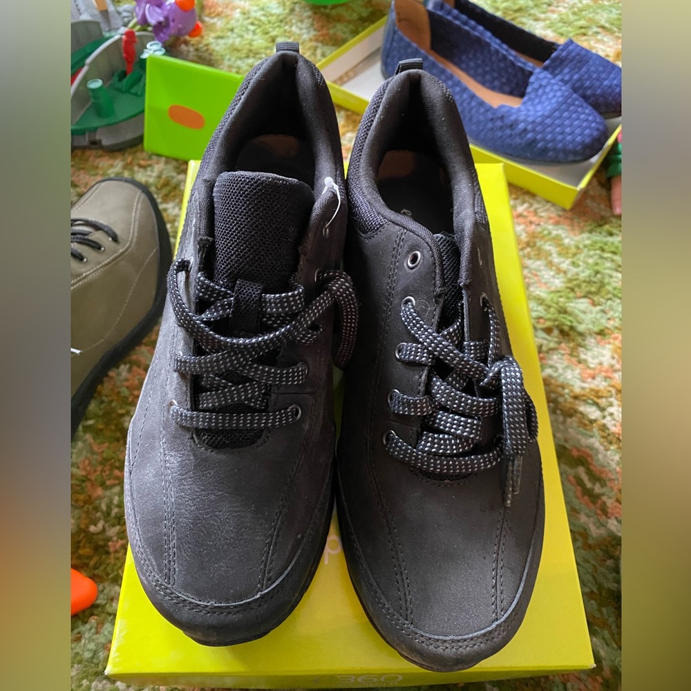 Easy spirit new all black shoe server or work or walking plain black